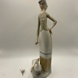 LLADRO Girl With Geese Figurine #1035